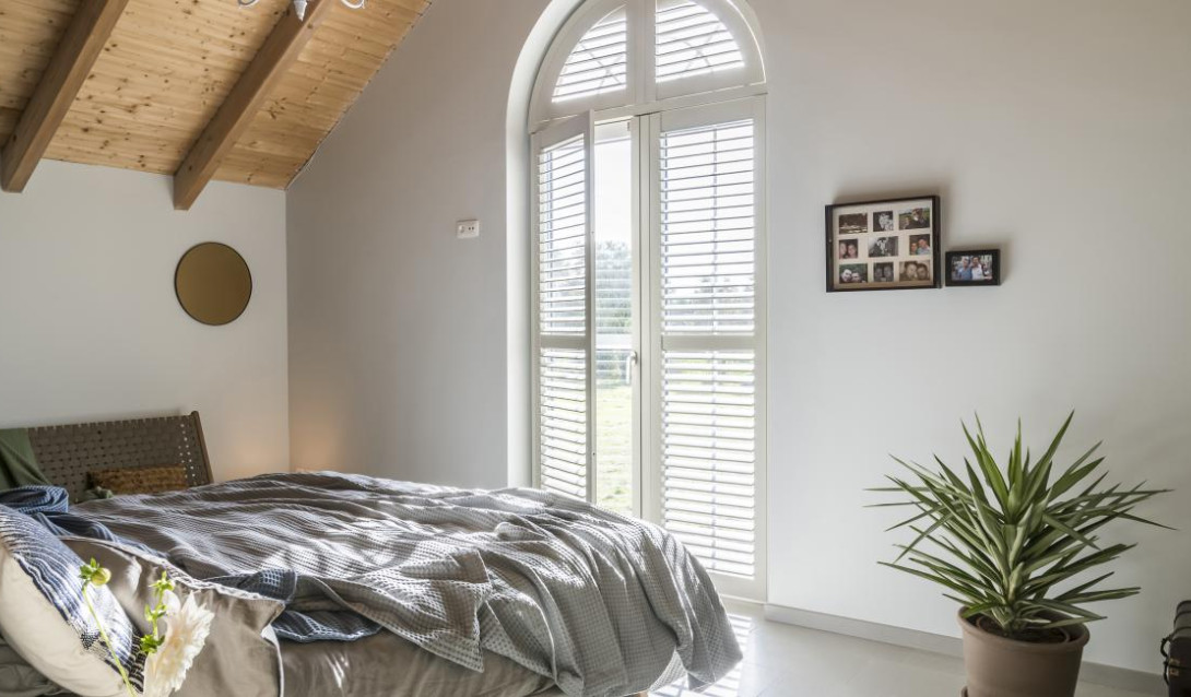 shutters getoogd in slaapkamer balkon