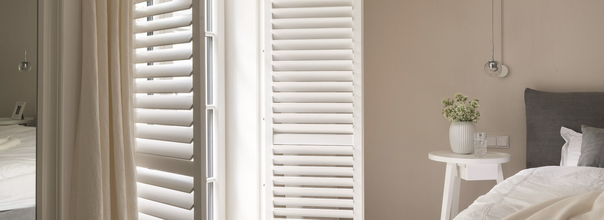 witte-shutters-slaapkamer-Nadine-Rieder