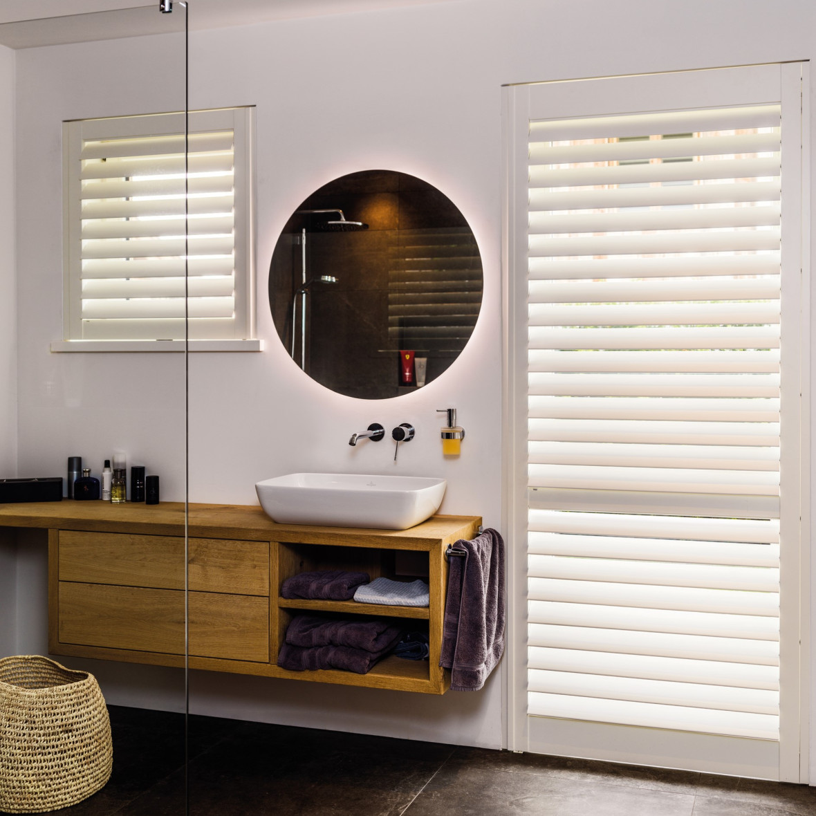 Witte shutters badkamer groot en klein raam