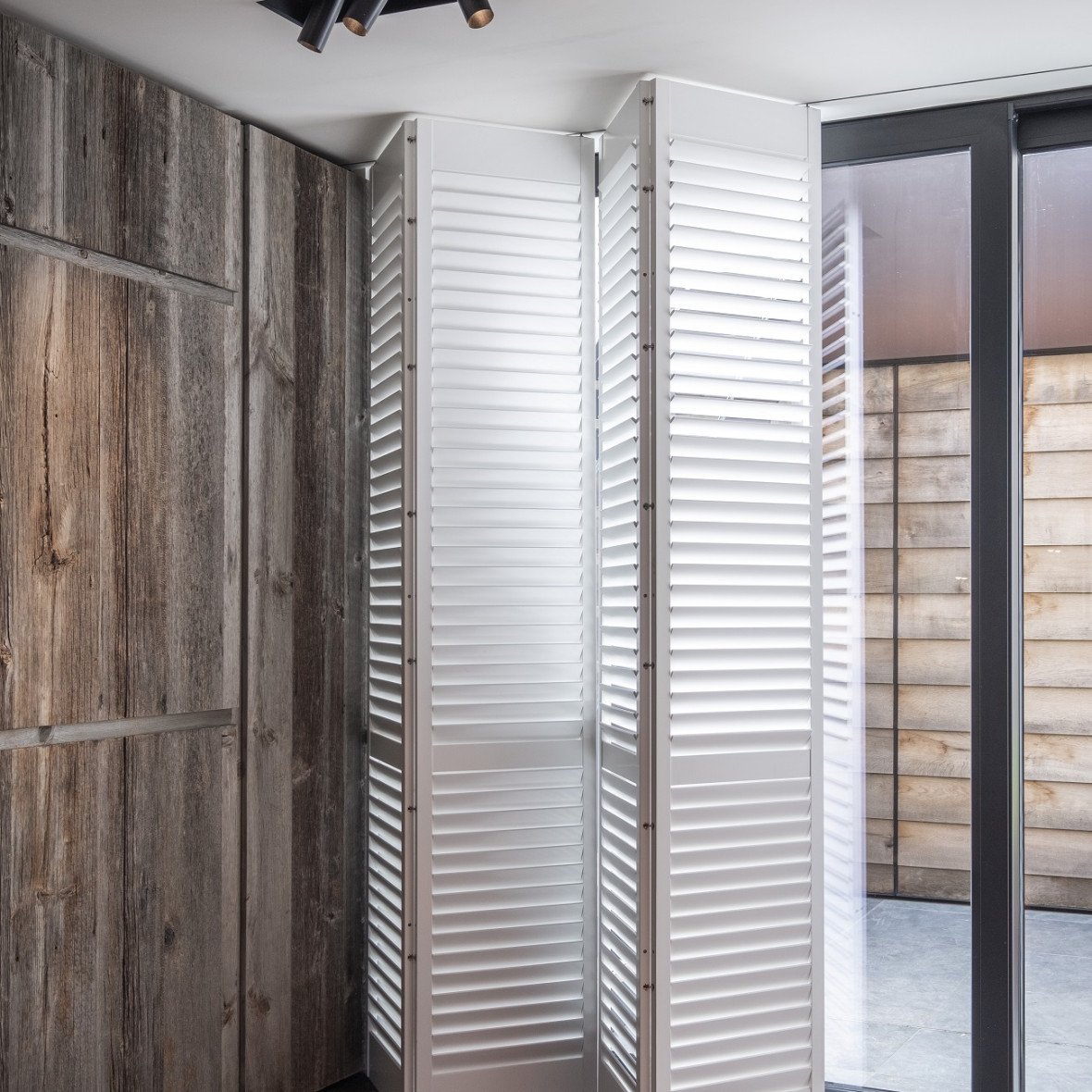 witte shutters rails woonkamer brugge