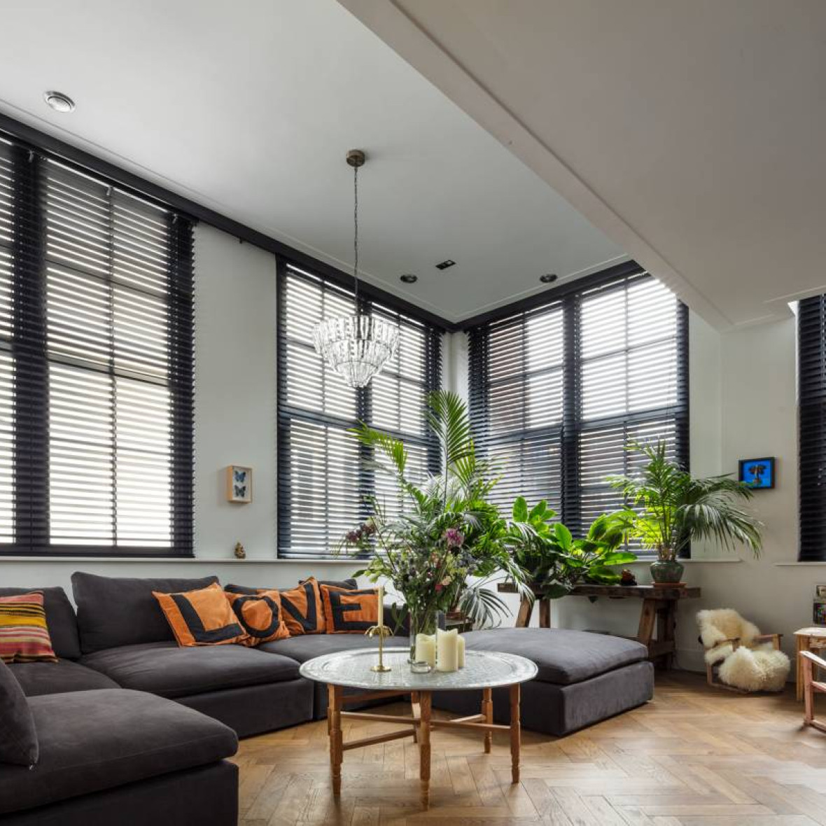 Zwarte houten jaloezieën van JASNO voor grote ramen in de woonkamer